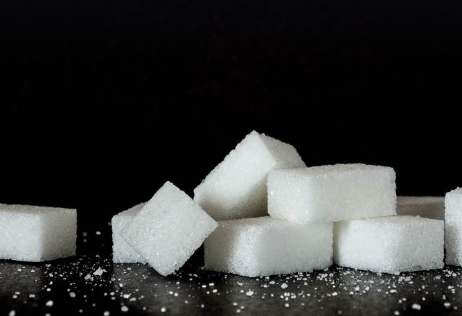 흰 설탕 더미 — WHO 권장 하루 당류 섭취량 50g 이하의 기준이 되는 첨가당